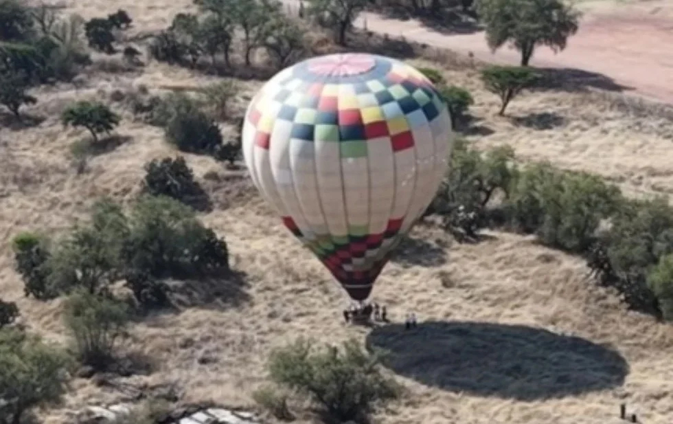 Aterriza de emergencia globo aerostático cerca de pirámides