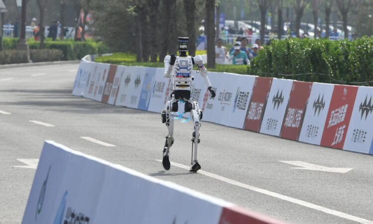 Gana carrera y supera récord robot humanoide en Beijing
