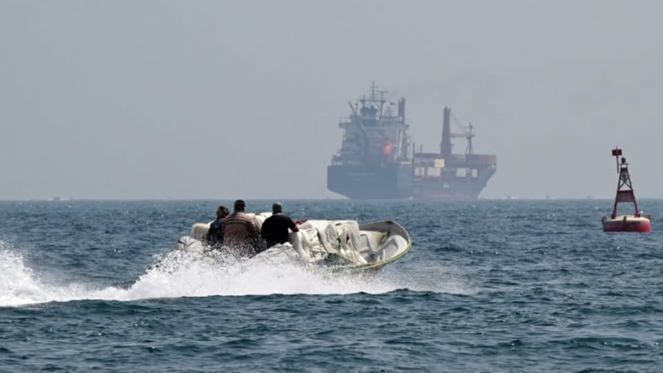 Dispara Irán contra barcos en Ormuz