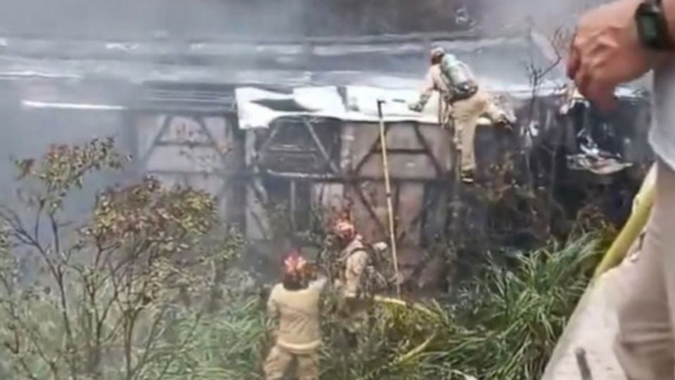 Mueren 11 al caer autobús a un barranco en en Ecuador