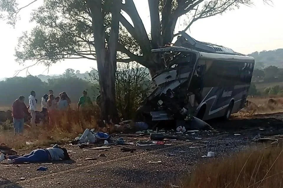 Mueren nueve tras choque de autobús en Querétaro