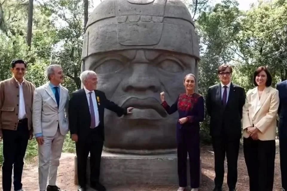 Destaca Sheinbaum cabeza Olmeca donada por la UV a Barcelona