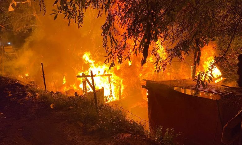 Fuego devora jacal; dueño logra salvarse