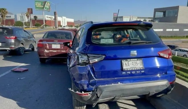 Choque múltiple entre 7 vehículos colapsa vialidad