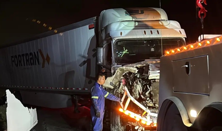 Provoca cafre fantasma carambola entre tráileres