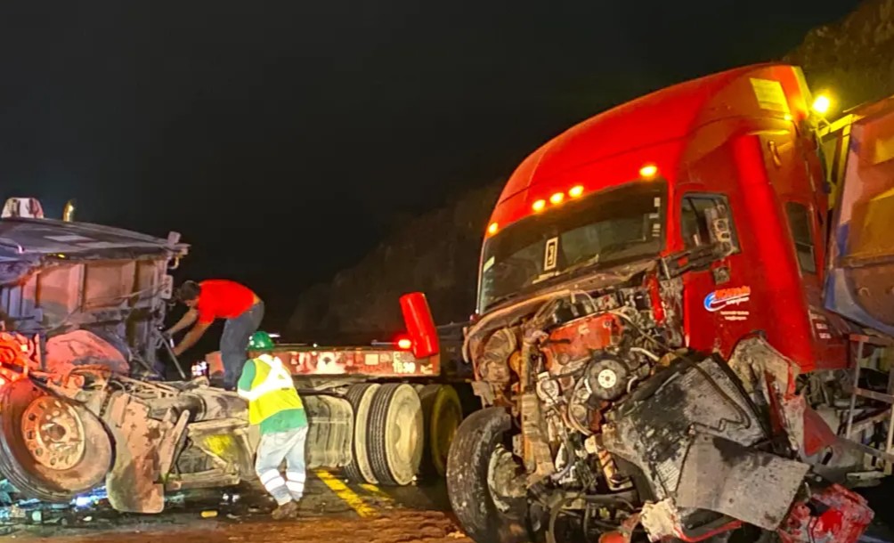 Paraliza accidente de tráileres el Norponiente