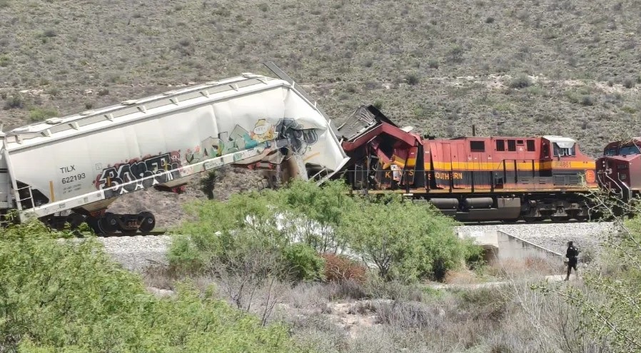 Fuerte choque entre trenes deja daños y 2 lesionados
