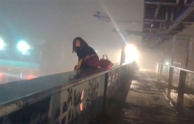 La aseguran policías; Iba a saltar de puente