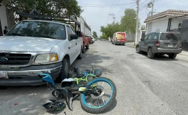 Vuela motociclista y queda bajo camioneta