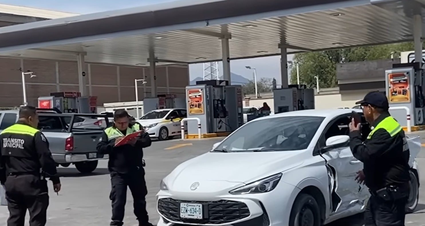 Se pasa el rojo y mata a mujer
