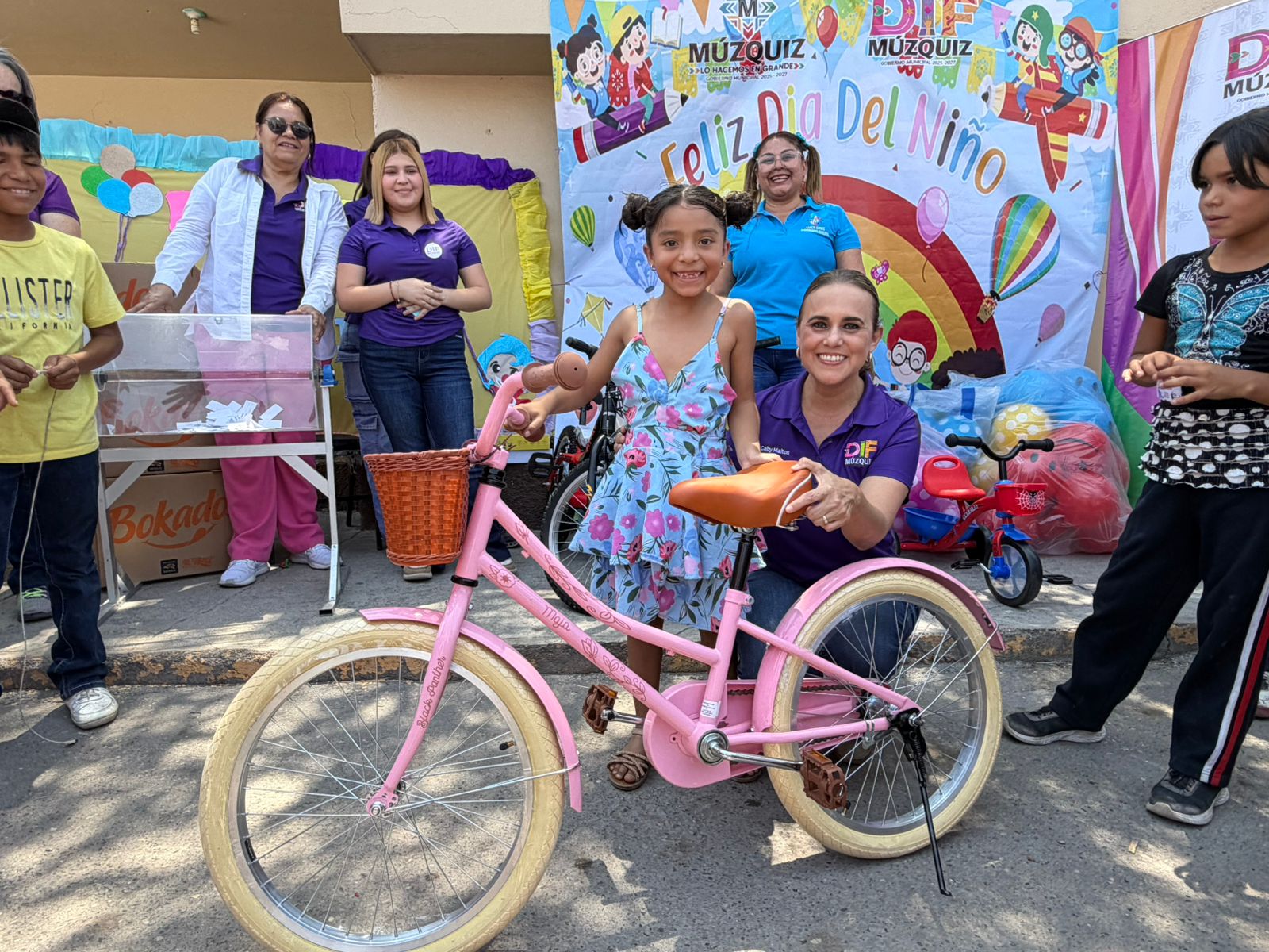 Festeja Laura Jiménez en grande a los niños