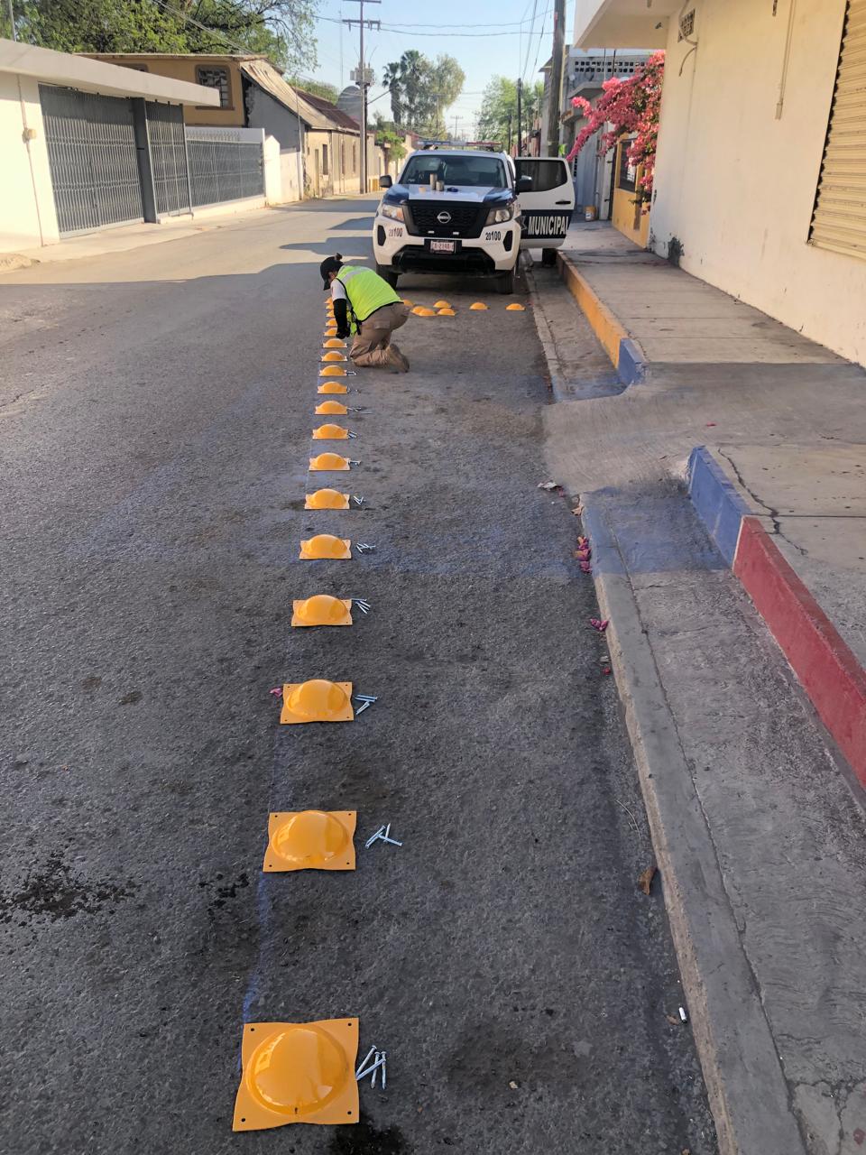 Refuerzan seguridad vial con instalación de boyas