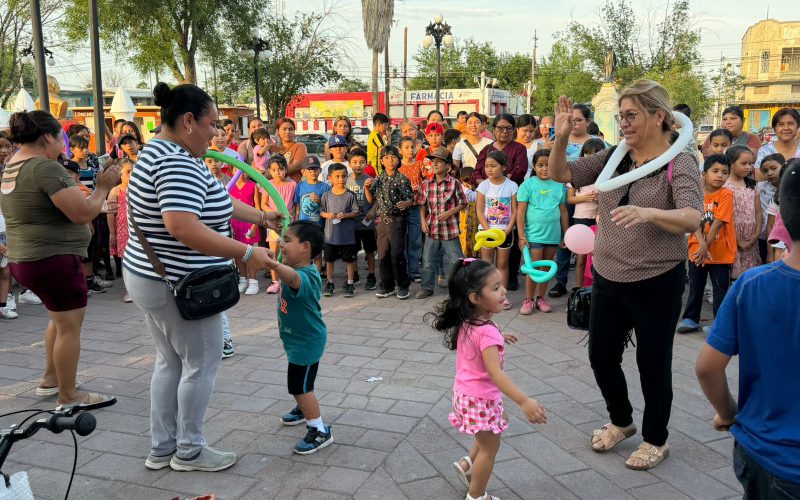 Festeja Laura Jiménez a niños de Palaú por su día