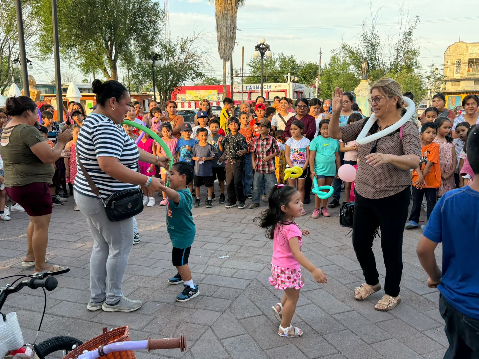 Festeja Laura Jiménez a niños de Palaú por su día