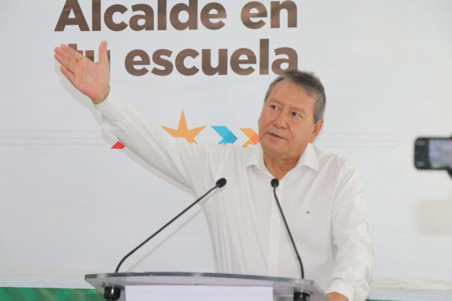 DA ÓSCAR RÍOS APOYOS DE 65 MIL PESOS A MUJER