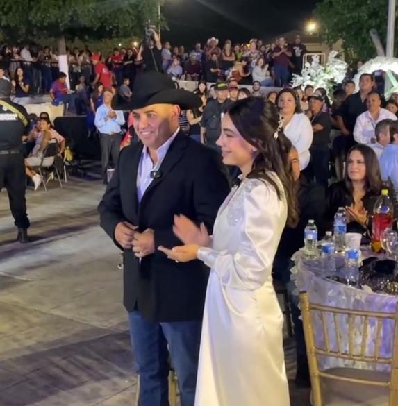  Da el “ Sí Acepto”  Chano Diaz en boda comunitaria en Sabinas