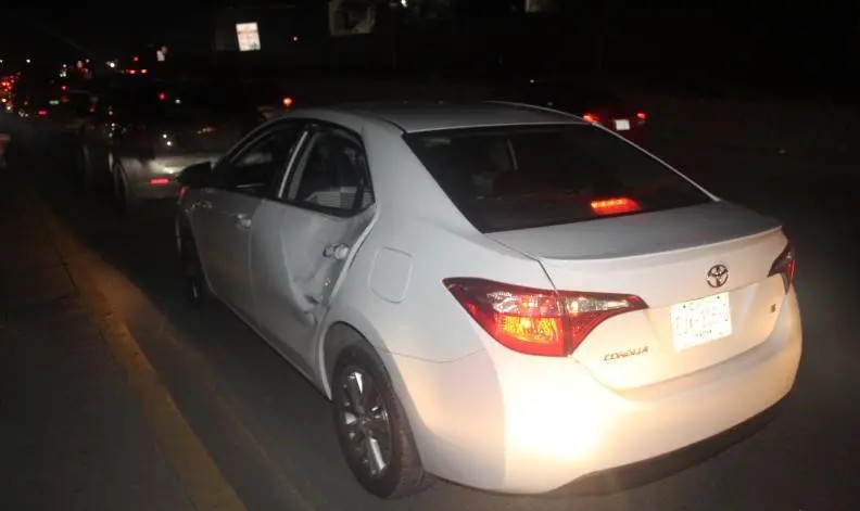 Vuelca conductora en periférico y resulta ilesa