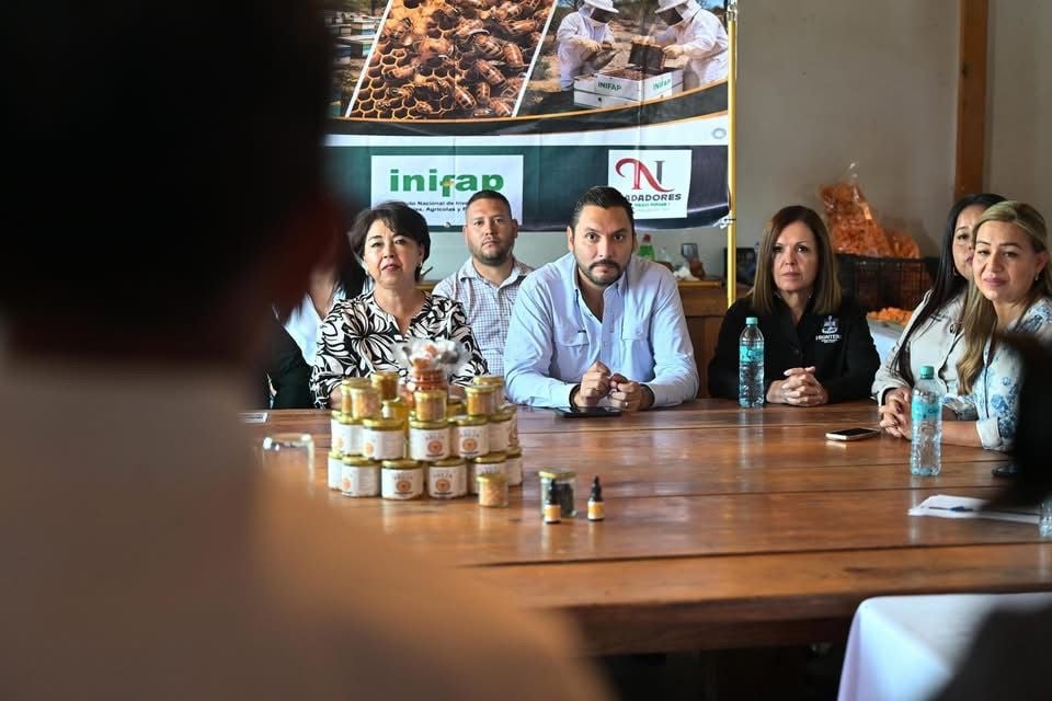 Carlos Villarreal hace equipo con los productores apícolas