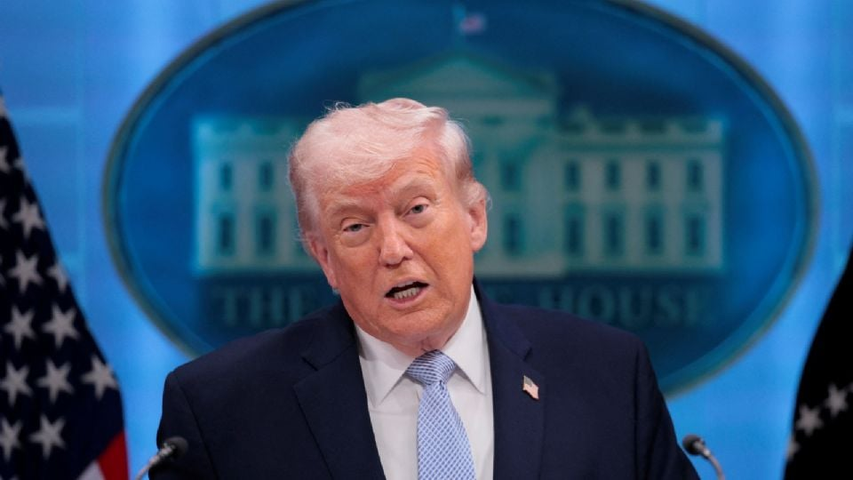 Trump amaga con imponer aranceles del 50% a países que suministren armas a Irán