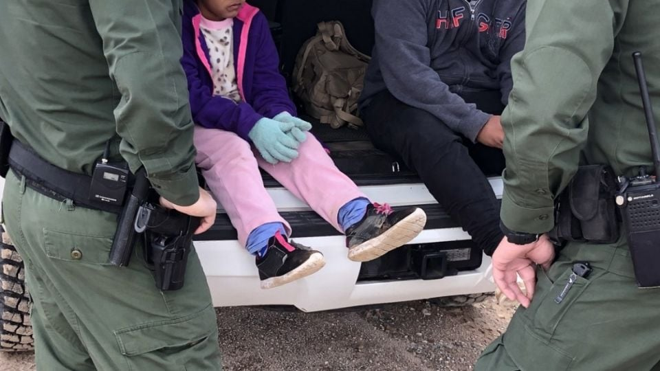 Padre denuncia abuso s*xual contra su hija migrante; estuvo bajo custodia federal en EU por más de cinco meses