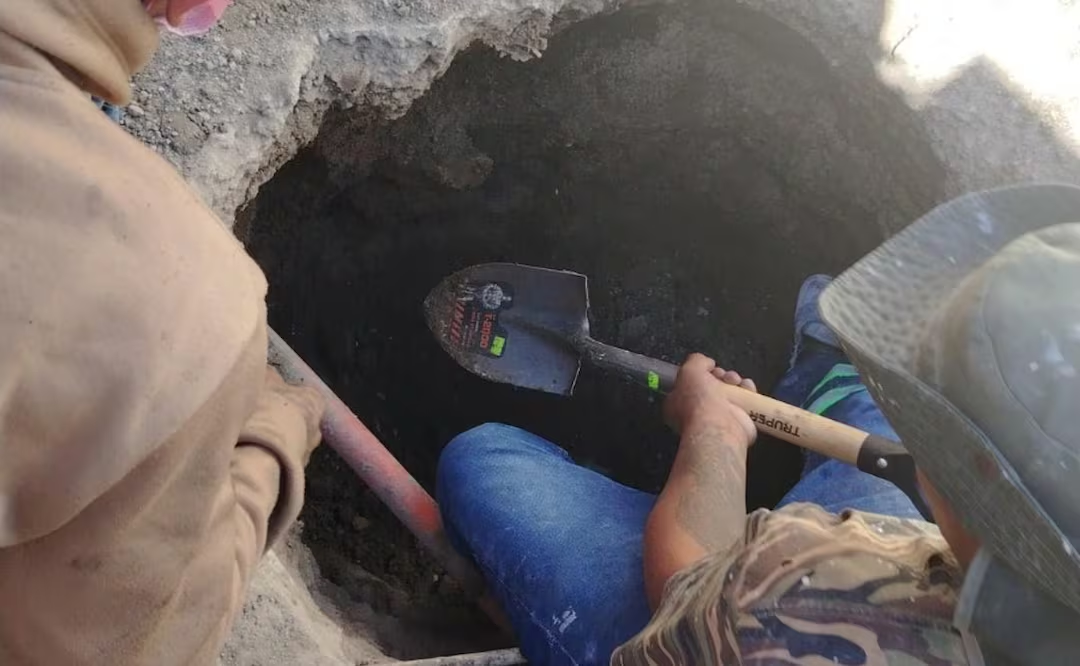“Las fosas siguen hablando y nosotros no vamos a callar”; Guerreros Buscadores hallan cuerp0 de joven en cochera de una casa