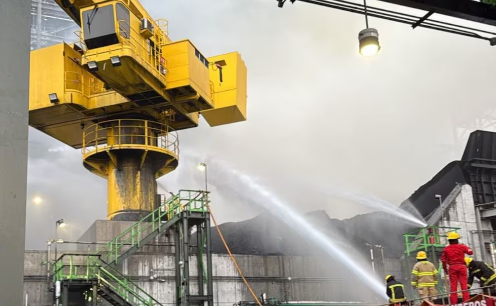 Pemex revisa causas del incendio en almacén de refinería Dos Bocas; no hay riesgo para la comunidad aledaña, dice