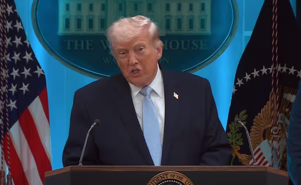 Trump dice que EU comienza “proceso de desbloqueo” de Ormuz; arremete contra países que, según él, no hacen nada