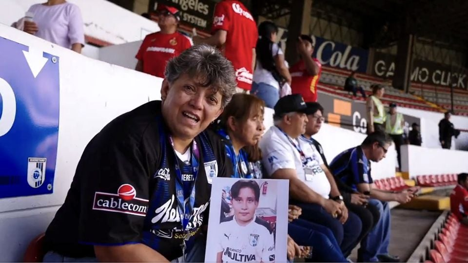 Madre que perdió a su hijo decide continuar la afición del niño por los Gallos y asiste a La Corregidora con su fotografía