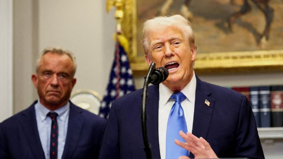 “Pensé que era yo como médico”: Trump defiende la publicación de imagen en la que imita a Jesús