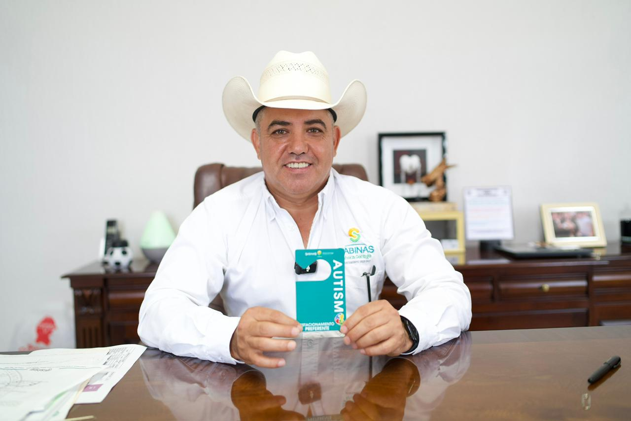 PRESENTA CHANO DÍAZ DISTINTIVO PARA APOYAR A FAMILIAS CON ESPECTRO AUTISTA