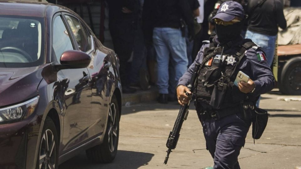 Detienen a un jefe de policía municipal en Veracruz y a su escolta, los ligan con la desaparición y homicidio de dos taxistas