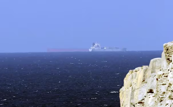 Irán vuelve a cerrar el estrecho de Ormuz ante el bloqueo de EU; reportan que lanchas iraníes disparan a petrolero