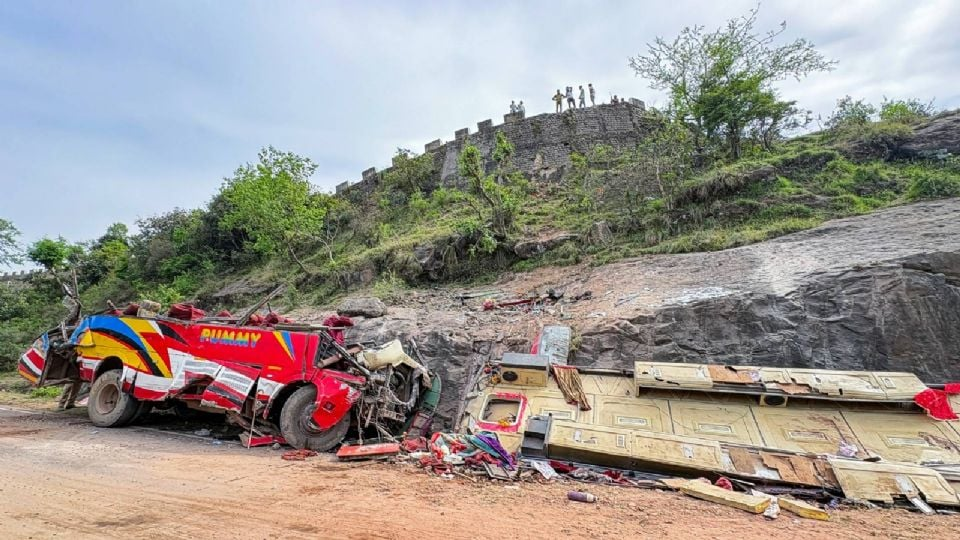 Tragedia en la India: al menos 21 m*ertos y 61 lesionados por volcadura de autobús en un barranco
