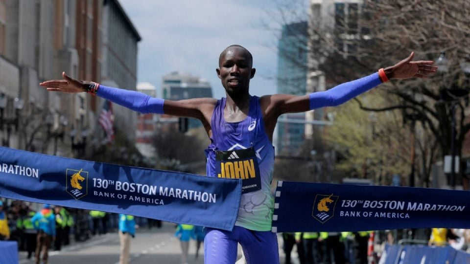 El keniano John Korir repite como ganador del Maratón de Boston e impone récord en el circuito