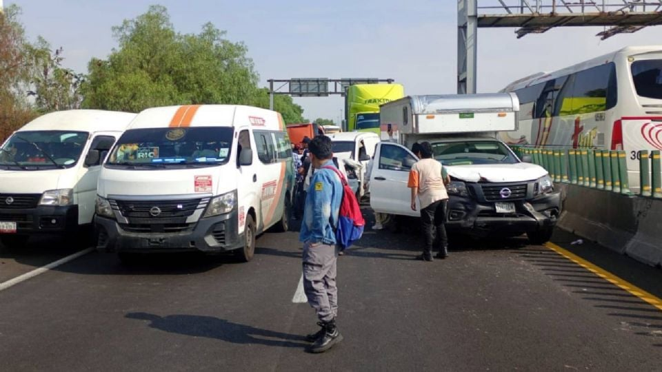 Choque múltiple en Circuito Exterior mexiquense deja varios lesionados; reportan una persona m*erta