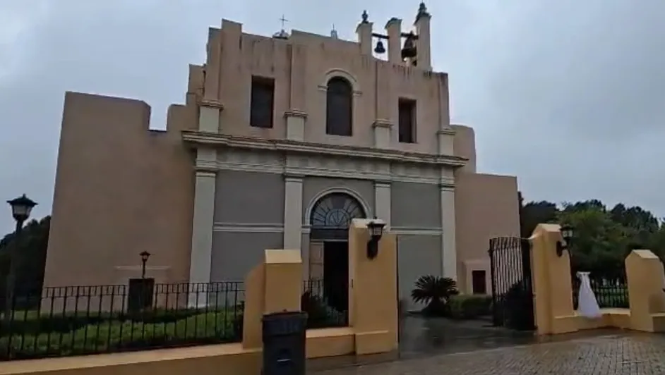 Aparece vestido de novia afuera de una iglesia en Montemorelos