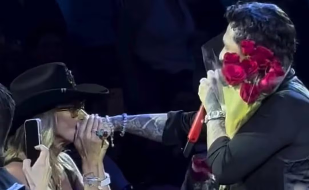 Nodal reaparece tras polémica: canta “Un vals”, besa a Adela Micha y posa con Cruz Martínez